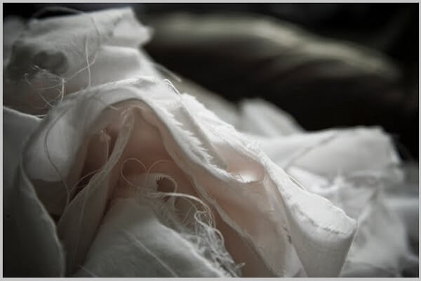 لماذا يوضع القطن للميت في فمه وأذنيه