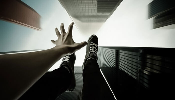 تفسير رؤية السقوط من مكان مرتفع للعزباء