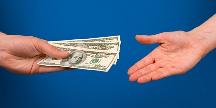 تفسير حلم اعطاء شخص فلوس في المنام